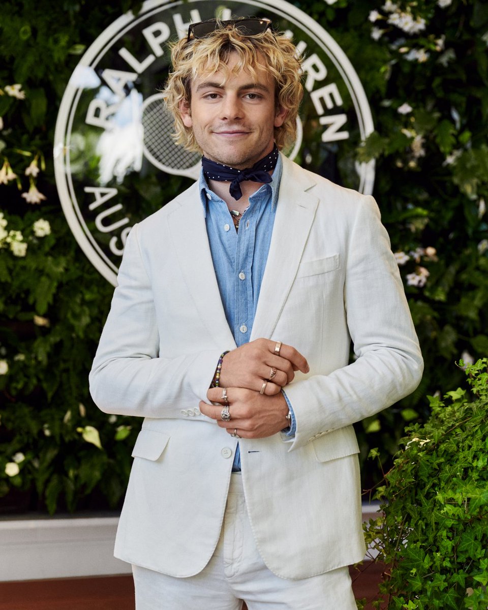 RalphLauren's tweet image. A celebration of sport and style at the #RalphLauren suite.

Guests including #MarkLee, #PhoebeTonkin, and #RossLynch arrive wearing sporty #PoloRalphLauren looks to watch the final matches of the @AustralianOpen.

#AusOpen #PoloRLStyle #AO2025 #PoloRalphLaurenxMARK