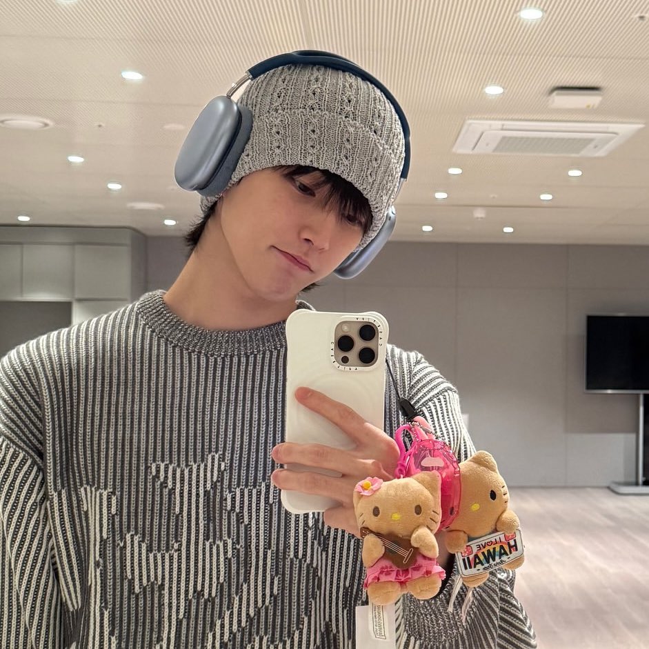 jjinsa_'s tweet photo. 모자 위에 헤드셋 쓰기를 즐기는 남자
음질보다 가오가 우선인 남자
호감이네요 ㅋㅋ https://t.co/lYLF08fQF7