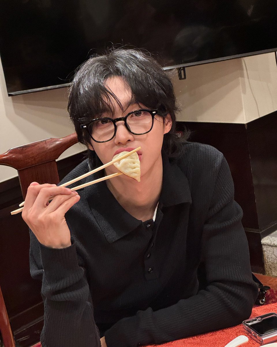 wonbinxt's tweet image. makan siang duluu