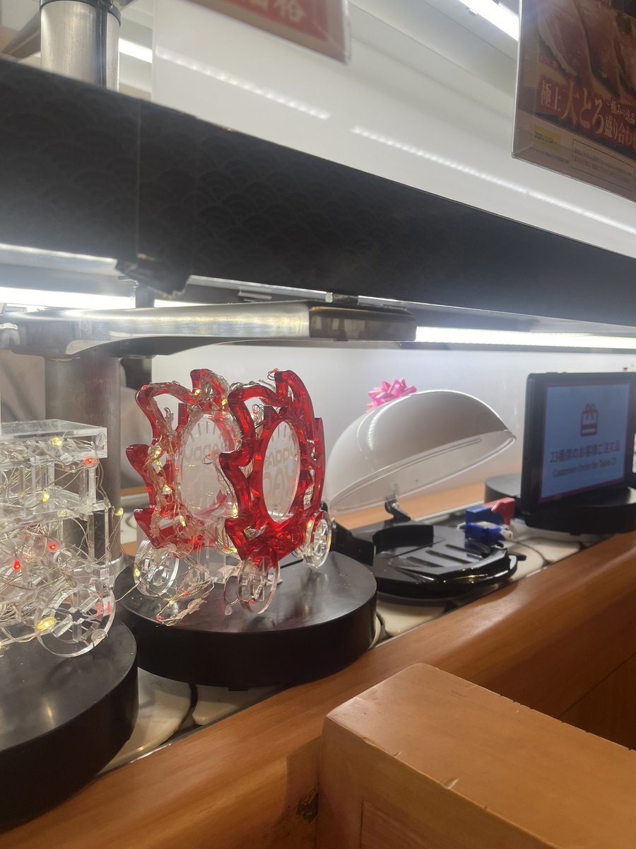 先輩とくら寿司来たら愉快なBGMと一緒にケーキ流れてきたWWWWW