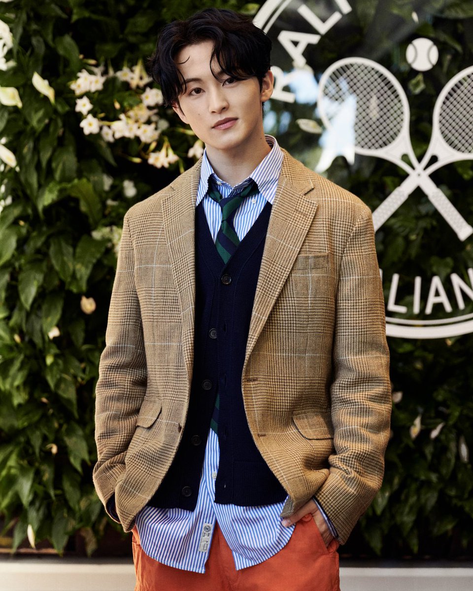 RalphLauren's tweet image. A celebration of sport and style at the #RalphLauren suite.

Guests including #MarkLee, #PhoebeTonkin, and #RossLynch arrive wearing sporty #PoloRalphLauren looks to watch the final matches of the @AustralianOpen.

#AusOpen #PoloRLStyle #AO2025 #PoloRalphLaurenxMARK