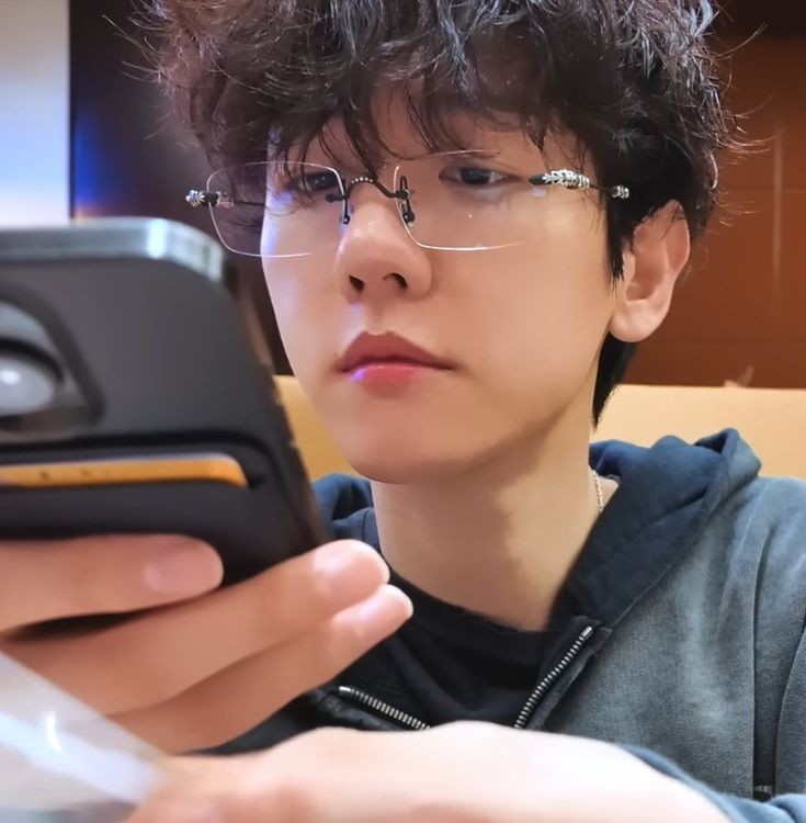 baekhyun with glasses 💘