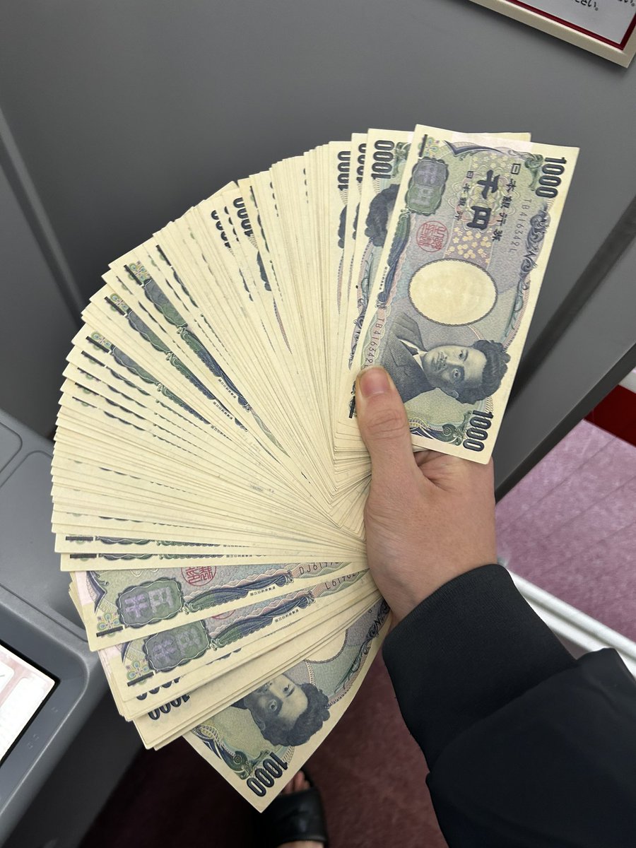 Daddy_1010's tweet photo. バイト代の十万下ろしたら全部千円札で横転 https://t.co/uIUWzKDC0e