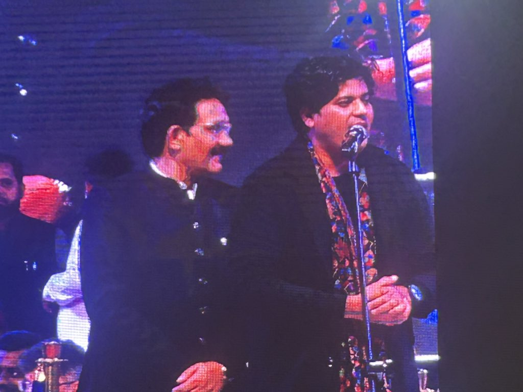 KhotAafaq's tweet photo. @ShayarImran Musafir Ho tum bhi Musafir hai hum bhi kahi na kahi fir Mulaqat Hogi..
@ShayarImran 
@Awhadspeaks https://t.co/P6nQXsXOLH