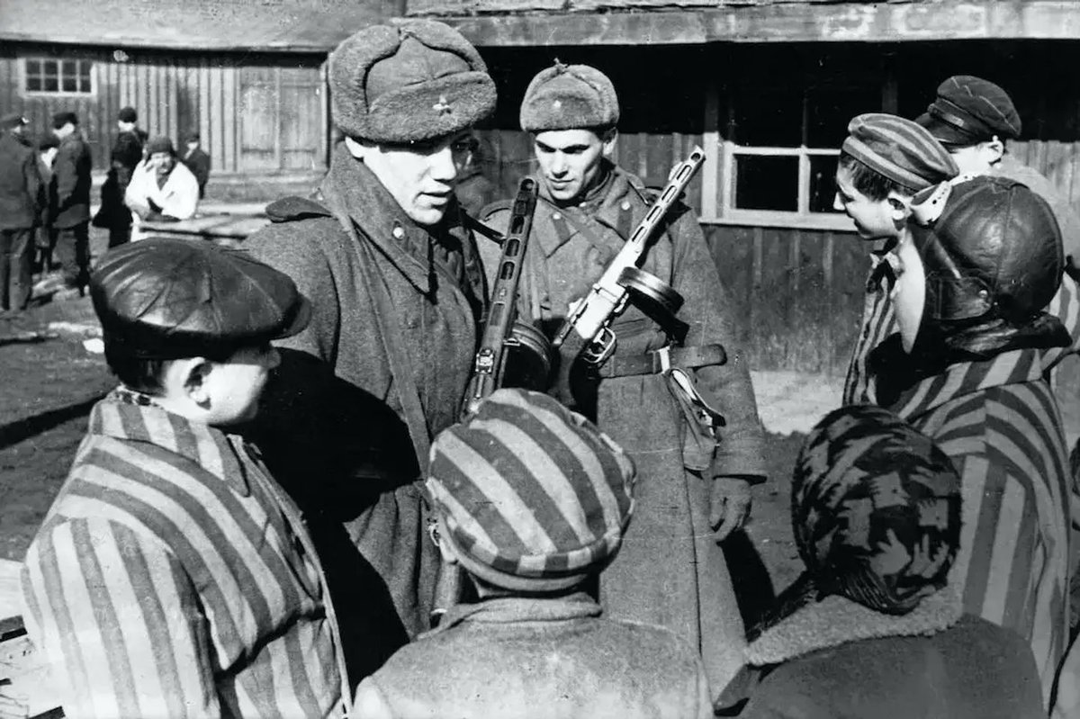 R_DeCastelnau's tweet image. Merci qui ?
Il y a exactement 80 ans, le 27 janvier 1945, commandée par le général Krassavine, la 100e division de la 60e armée du front de Voronej de l&apos;Armée rouge, s’empare du camp d’Auschwitz au prix de 66 tués et LIBÈRE les 7000 survivants qui s’y trouvaient.
Tout à leur…