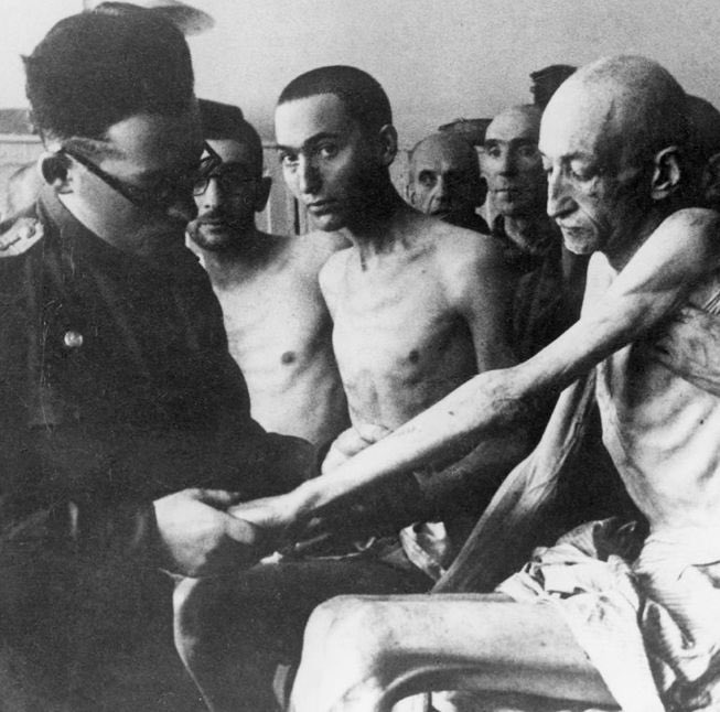 aslankenan_nl's tweet photo. II. Dünya Savaşı’nda Alman #Naziler, milyonlarca masumu sistematik bir şekilde toplama kamplarında katletti. #AuschwitzBirkenau’da 1.1 milyon insanın hayatına kıydı. 

27 Ocak 1945’te Sovyet Kızıl Ordusu tarafından kurtarılan bu kamp, tarihin en karanlık sayfalarından biri.
#27Ocak, bu vahşetin unutulmaması gereken bir gün. 

Günümüzde de yeni Naziler tarafından dillendirilen nefret söylemlerine karşı hep birlikte sesimizi yükseltelim!

#Holokost #NeverAgain #NieWieder #Neo-Nazis #NoAfD #NeverForget #27Ocak