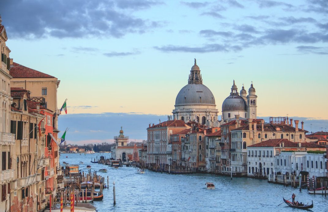 🌊✨ Venice: The enchanting city ✨🌊
This city is like a fairytale.
Discover the sights of canals and gondolas. 🛶
⛪ Visit St. Mark's Basilica and the Rialto Bridge. 🌉
Venice will amaze you. ✨
✈️ Book your tickets today: eurodirections.com/flights-to-ven…
#Venice