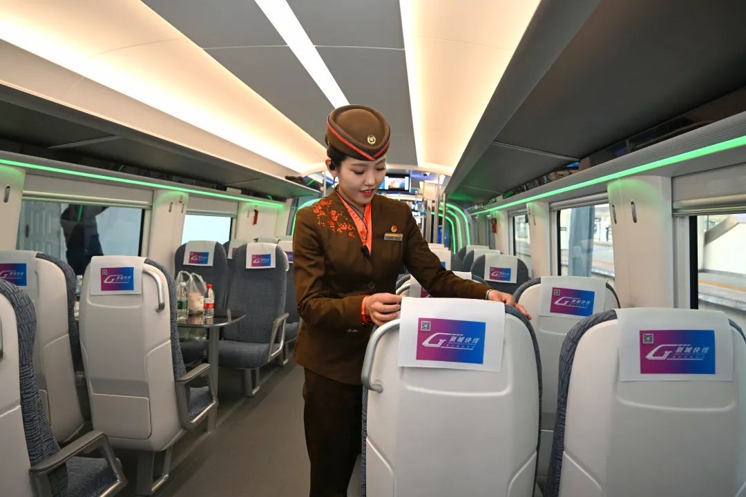 OpticsValleyCN's tweet photo. The Wuhan-Ezhou-Huanggang-Huangshi New Intercity Express is celebrating its first anniversary! It connects four cities in just 30 minutes, having operated 11,475 trains and served 1.39 million passengers, with a daily flow of 3,900 travelers. #WuhanNewCity #OVCTransport https://t.co/APnskxXhOD