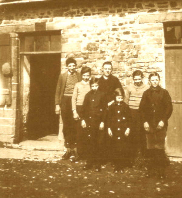 Veuve, 6 enfants et la ferme pour seul revenu. Mais que des résistants frappent à sa porte et elle la leur ouvre grand. En mai 1944, un cheminot ramasse un mot de sa main: "Je pars pour une direction inconnue". Le 27 janvier 1945, Angèle Misériaux est gazée à Ravensbrück. 54 ans.