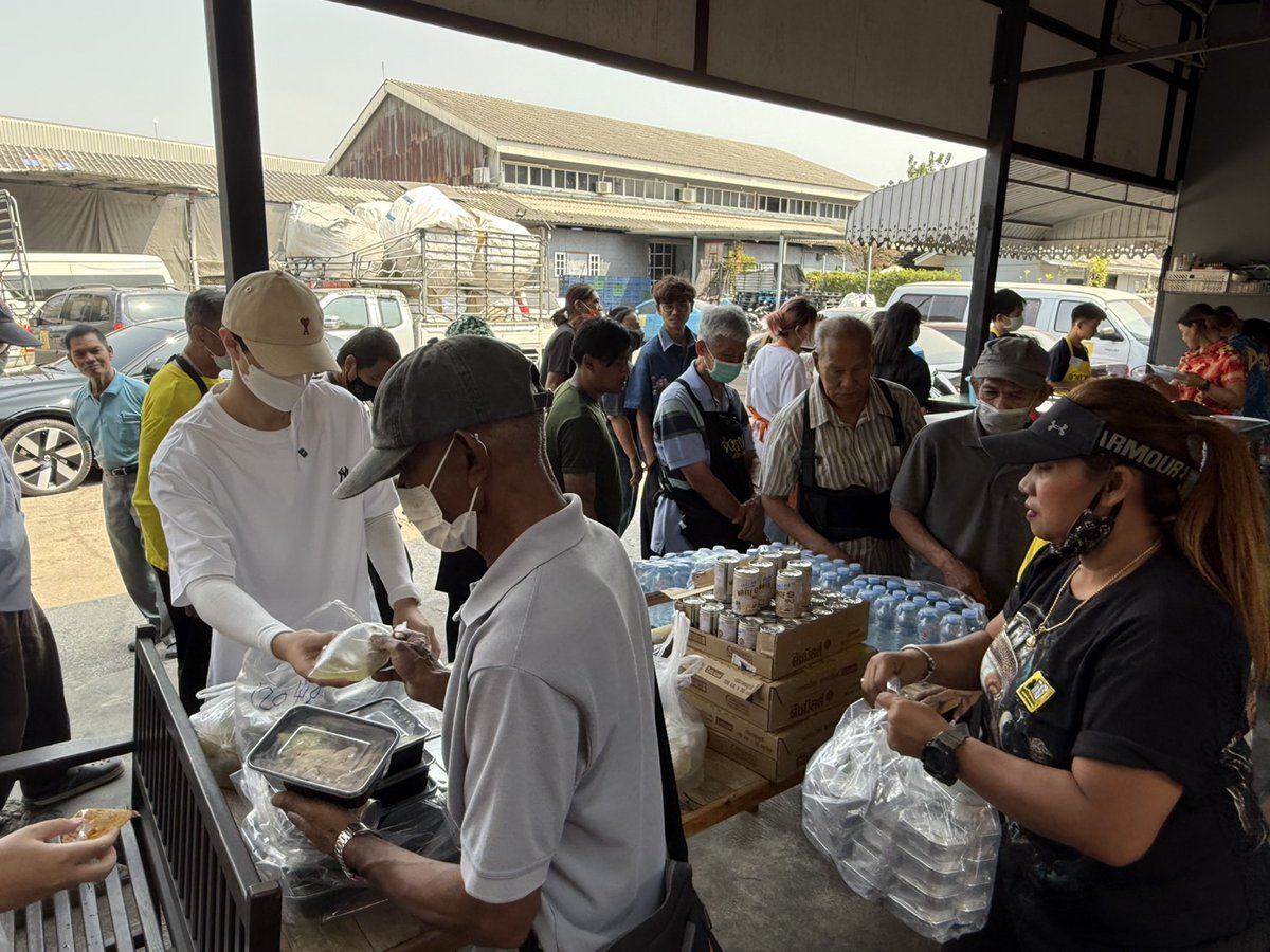 Mirror_org's tweet photo. ขอขอบคุณผู้บริจาคในนาม ไมกี้ ปณิธาน และแฟนคลับ
ร่วมบริจาคชุดข้าวกล่องและขนม เพื่อเป็นอาหารกลางวัน แก่ คุณลุง คุณป้า พี่ๆโครงการจ้างวานข้า และนำของขวัญที่ได้รับจากแฟนมาคลับมาร่วมส่งต่อให้น้องๆ ผ่านมูลนิธิกระจกเงา
#ไมกี้ปณิธาน https://t.co/mjW2hxex40