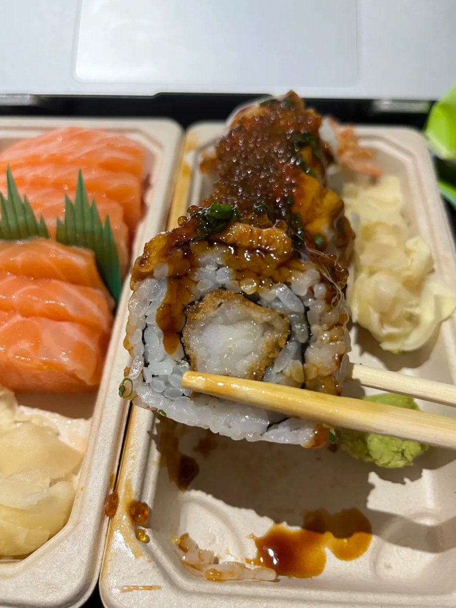 サーモンの刺身は以前よりも薄く切られています。品質が安定していないように感じることがあります。