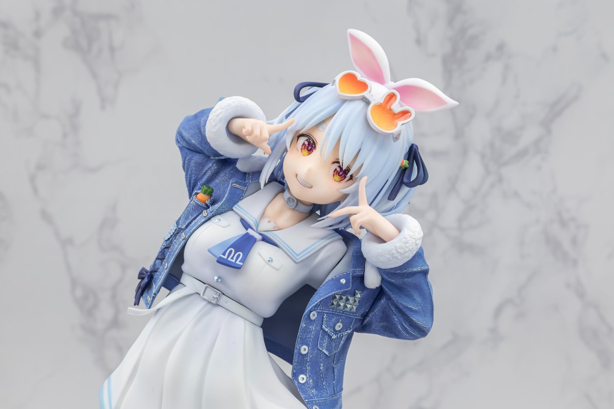 figzune's tweet photo. ぺこらちゃんのフィギュアを作りました！
この衣装と髪型はちょっと幼く見えて
すっごくかわいいです！！
制服っぽいデザインとメガネの相性がとっても似合ってて、
あとぺコンバースとサングラスも😎
野うさぎもおるよ～

参考イラスト：@chameleon0613 様
#ぺこらーと 
#WF2025ｗ https://t.co/oTukZXrnOK