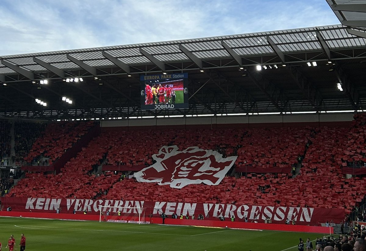 "Mai perdonare, mai dimenticare".

Sabato nella gara contro il Bayern, gli ultras del gruppo Corrillo hanno esposto una grande coreografia anti-nazista, in vista del Giorno della Memoria, che è oggi. 80 anni fa venivano aperti i cancelli di Auschwitz.

#pernondimenticare

👇