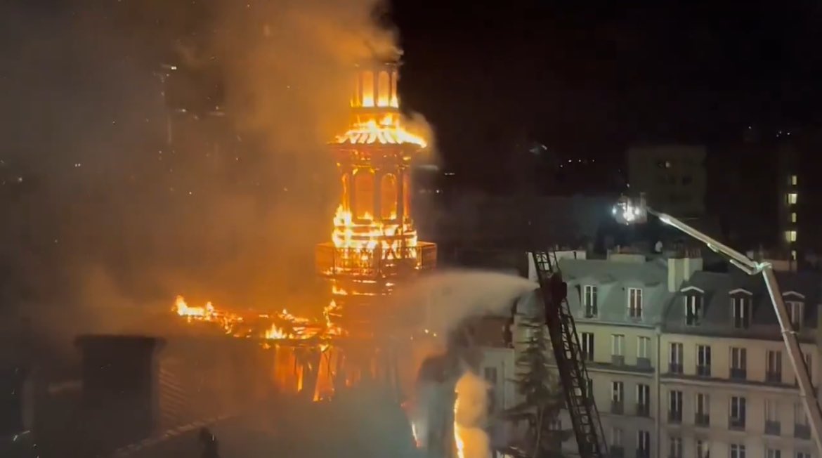 info_Paris_IDF's tweet photo. 🔴 FLASH - #Paris : La mairie du 12e arrondissement a pris #feu cette nuit.

👉 153 pompiers ont été mobilisés. L'incendie a été localisé au niveau de la flèche de 36 mètres de haut. Il a été maîtrisé peu avant 7 heures du matin. (📸 12janvier2019) #Paris12 https://t.co/F4hm48HHgy