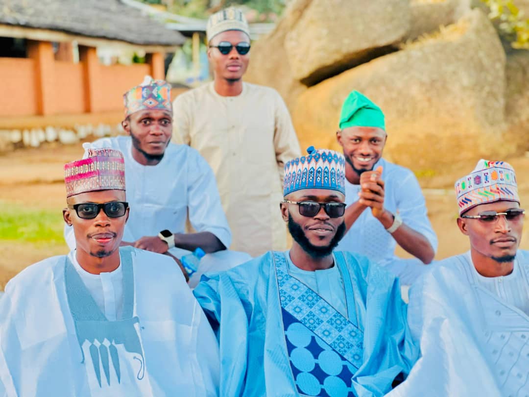 Muktar6525's tweet photo. Happy married life bro 🎉🎉 https://t.co/8rd59tW1oj