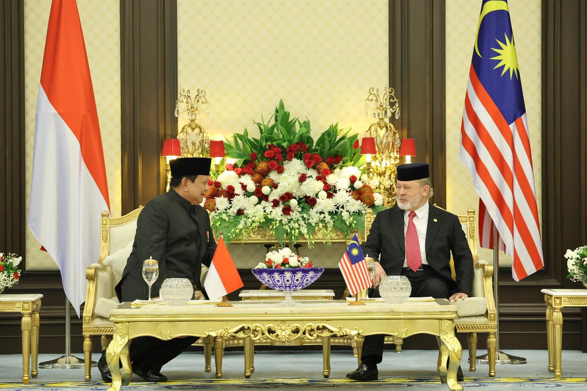 prabowo's tweet photo. Pasca merampungkan rangkaian kunjungan kenegaraan di India, saya tiba di Malaysia untuk memenuhi undangan Yang di-Pertuan Agong Sultan Ibrahim, Raja Malaysia sekaligus Sultan Johor, serta mengadakan pertemuan dengan Perdana Menteri @anwaribrahim.

Dalam kunjungan ini saya merasa sangat terhormat menerima tanda kehormatan Darjah Kerabat Johor Yang Amat Dihormati Pangkat Pertama, yang disematkan langsung oleh Yang di-Pertuan Agong XVII Sultan Ibrahim ibni Almarhum Sultan Iskandar Al-Haj, Raja Malaysia sekaligus Sultan Johor.

Ini merupakan penghargaan kedua dari Kesultanan Johor yang diterima oleh Presiden Indonesia, setelah Presiden Soeharto pada tahun 1990. Sebagai tanda kehormatan tertinggi dari Kesultanan Johor, penghargaan ini menjadi simbol kuat hubungan persahabatan dan kerja sama erat antara Indonesia dan Malaysia.

Istana Negara, Kuala Lumpur,
Malaysia, 27 Januari 2025.