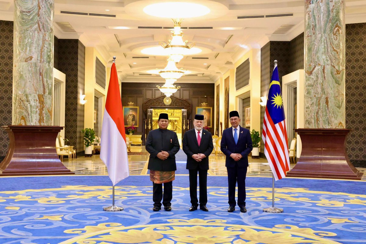 prabowo's tweet photo. Pasca merampungkan rangkaian kunjungan kenegaraan di India, saya tiba di Malaysia untuk memenuhi undangan Yang di-Pertuan Agong Sultan Ibrahim, Raja Malaysia sekaligus Sultan Johor, serta mengadakan pertemuan dengan Perdana Menteri @anwaribrahim.

Dalam kunjungan ini saya merasa sangat terhormat menerima tanda kehormatan Darjah Kerabat Johor Yang Amat Dihormati Pangkat Pertama, yang disematkan langsung oleh Yang di-Pertuan Agong XVII Sultan Ibrahim ibni Almarhum Sultan Iskandar Al-Haj, Raja Malaysia sekaligus Sultan Johor.

Ini merupakan penghargaan kedua dari Kesultanan Johor yang diterima oleh Presiden Indonesia, setelah Presiden Soeharto pada tahun 1990. Sebagai tanda kehormatan tertinggi dari Kesultanan Johor, penghargaan ini menjadi simbol kuat hubungan persahabatan dan kerja sama erat antara Indonesia dan Malaysia.

Istana Negara, Kuala Lumpur,
Malaysia, 27 Januari 2025.