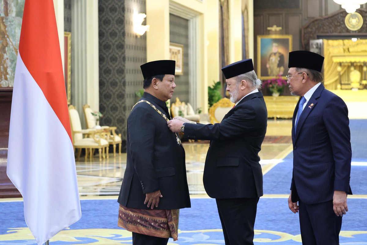 prabowo's tweet photo. Pasca merampungkan rangkaian kunjungan kenegaraan di India, saya tiba di Malaysia untuk memenuhi undangan Yang di-Pertuan Agong Sultan Ibrahim, Raja Malaysia sekaligus Sultan Johor, serta mengadakan pertemuan dengan Perdana Menteri @anwaribrahim.

Dalam kunjungan ini saya merasa sangat terhormat menerima tanda kehormatan Darjah Kerabat Johor Yang Amat Dihormati Pangkat Pertama, yang disematkan langsung oleh Yang di-Pertuan Agong XVII Sultan Ibrahim ibni Almarhum Sultan Iskandar Al-Haj, Raja Malaysia sekaligus Sultan Johor.

Ini merupakan penghargaan kedua dari Kesultanan Johor yang diterima oleh Presiden Indonesia, setelah Presiden Soeharto pada tahun 1990. Sebagai tanda kehormatan tertinggi dari Kesultanan Johor, penghargaan ini menjadi simbol kuat hubungan persahabatan dan kerja sama erat antara Indonesia dan Malaysia.

Istana Negara, Kuala Lumpur,
Malaysia, 27 Januari 2025.
