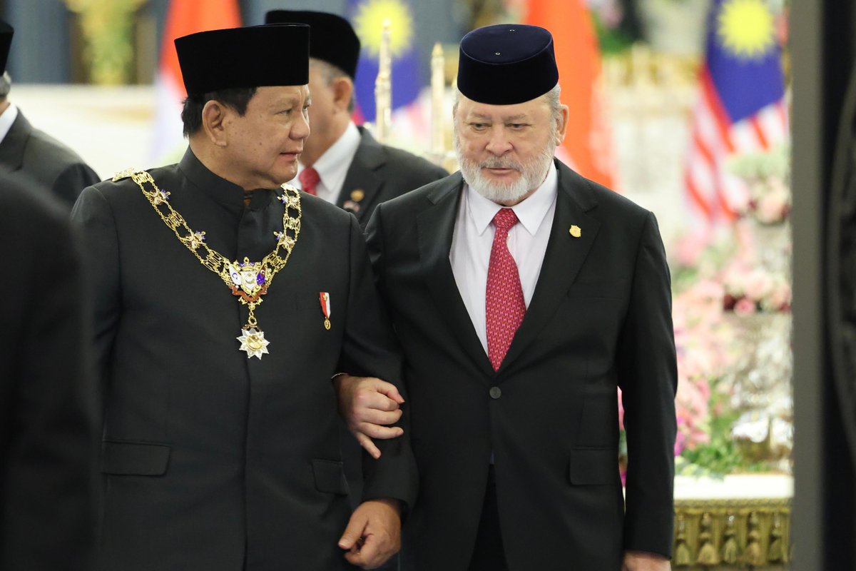 Prabowo Subianto (@prabowo) on Twitter photo Pasca merampungkan rangkaian kunjungan kenegaraan di India, saya tiba di Malaysia untuk memenuhi undangan Yang di-Pertuan Agong Sultan Ibrahim, Raja Malaysia sekaligus Sultan Johor, serta mengadakan pertemuan dengan Perdana Menteri <a href="/anwaribrahim/">Anwar Ibrahim</a>.
Dalam kunjungan ini saya merasa Pasca merampungkan rangkaian kunjungan kenegaraan di India, saya tiba di Malaysia untuk memenuhi undangan Yang di-Pertuan Agong Sultan Ibrahim, Raja Malaysia sekaligus Sultan Johor, serta mengadakan pertemuan dengan Perdana Menteri <a href="/anwaribrahim/">Anwar Ibrahim</a>.
Dalam kunjungan ini saya merasa