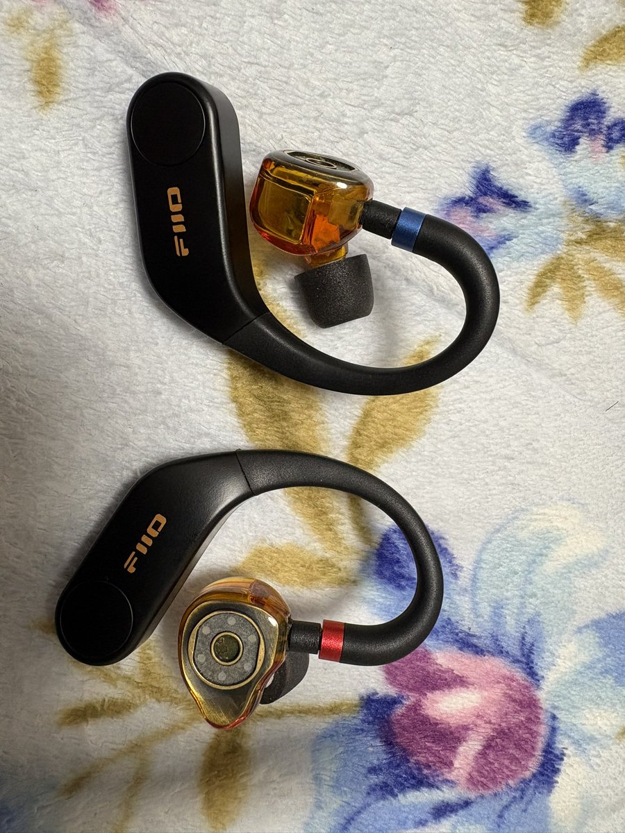 fukii2_trbeup's tweet photo. 正直色々ワイヤレスイヤホンを渡り歩き、自分に合う物を探し続け
最終結論として
「自分が好きな有線イヤホンをレシーバーを使って無理矢理ワイヤレスにする」でした。
ノイキャン?外音取り込み?
音質の方が大事じゃ!
#Fiio
#UTWS5 https://t.co/YBwKSI0CK8