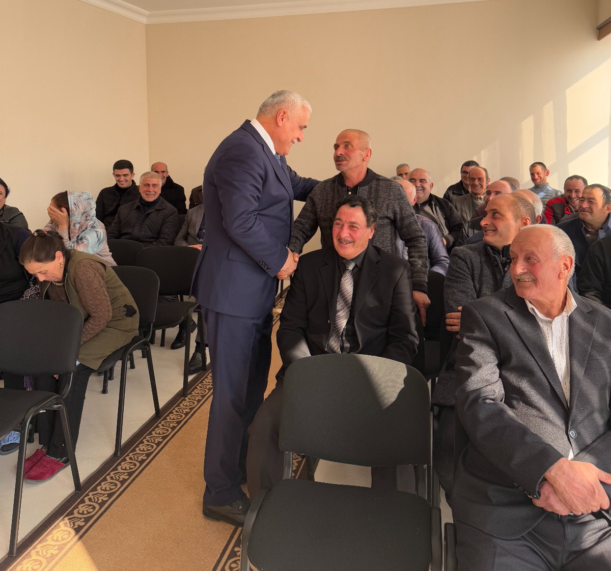 ikisahilnews's tweet photo. 🇦🇿 @Milli_Majlis|in deputatı Vüqar Rəhimzadə #Culfa rayonunun #Ərəfsə, #Milax, #Ləkətağ, #Boyəhməd, #Teyvaz və #Qazançı kəndlərindən olan seçiciləri ilə növbəti görüşlərini keçirib.
#Azərbaycan #Azerbaijan #deputat #ikisahil #görüş #rayon #milliməclis https://t.co/lo6VZ3a28c