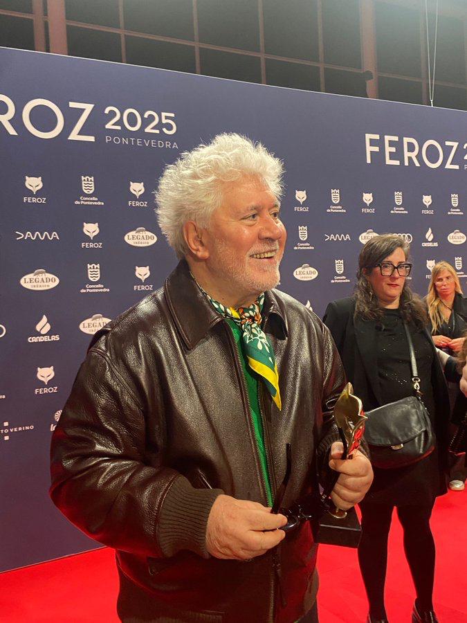 Lo de la ley ómnibus de Sánchez es como si te dicen que si quieres puedes follarte a Scarlett Johansson pero te tiene que dar por culo Pedro Almodóvar. Y cuando te niegas, te dicen que es que no quieres follarte a Scarlett Johansson