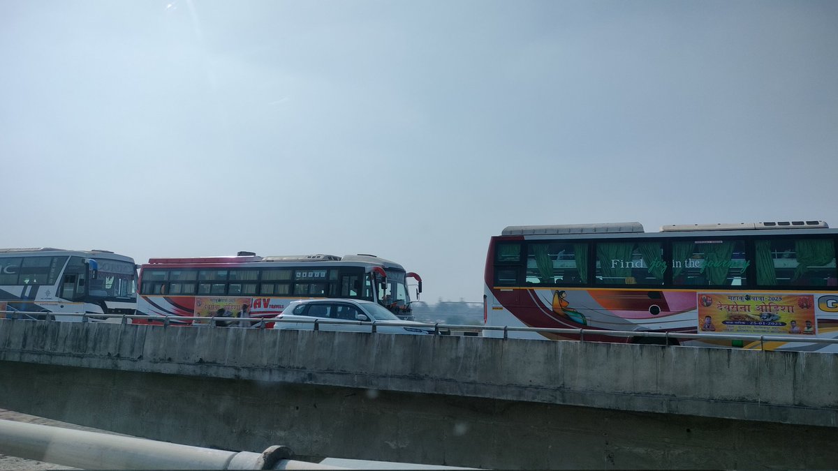amanrock112's tweet photo. Ayodhya bridge number 2 
being used as parking causing severe jam, Lot of mahakumbh vehicles enroute please try to clear the road to reduce the conjunction 

People witnessing for the first time a bridge getting used as parking lot
@ayodhya_police @Uppolice 
@myogiadityanath https://t.co/eXwuzeuuVd