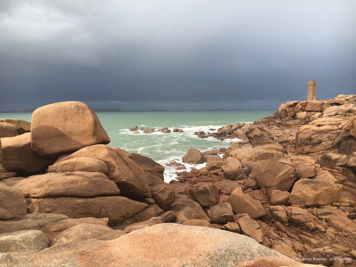#Bretagne Quand l’#orage s’approche au large du phare de Ploumanach et sublime les rochers de la côte de granit rose ! Magique ! 💚💙🧡 #orages #tempete