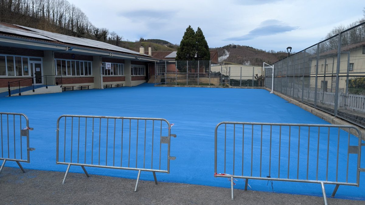 A pesar de las condiciones meteorológicas, estamos aprovechando los fuertes vientos del sur para poder avanzar con los trabajos.

#pintura #deporte #pista #resinas #epoxi