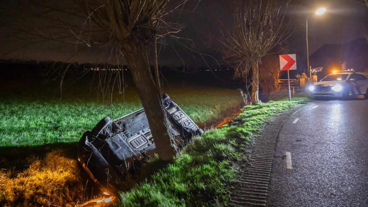 Auto over de kop in polder Soest, bestuurder spoorloos gooieneemlander.nl/regio/gooi-en-…