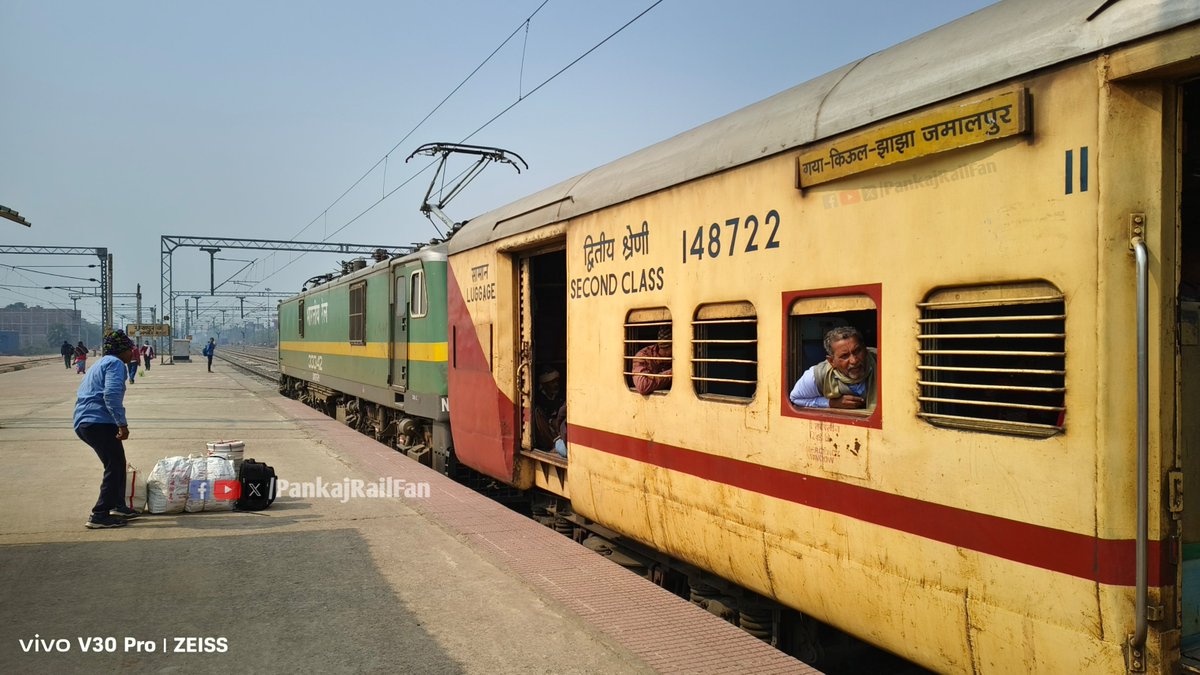 PankajRailFan's tweet image. शेखपुरा जंक्शन के प्लेटफार्म नं.2 पर खड़ी 03207 किऊल-मानपुर स्पेशल ट्रेन....❤️🚊✅

#Kiul #Manpur #Specialtrain #Sheikhpura