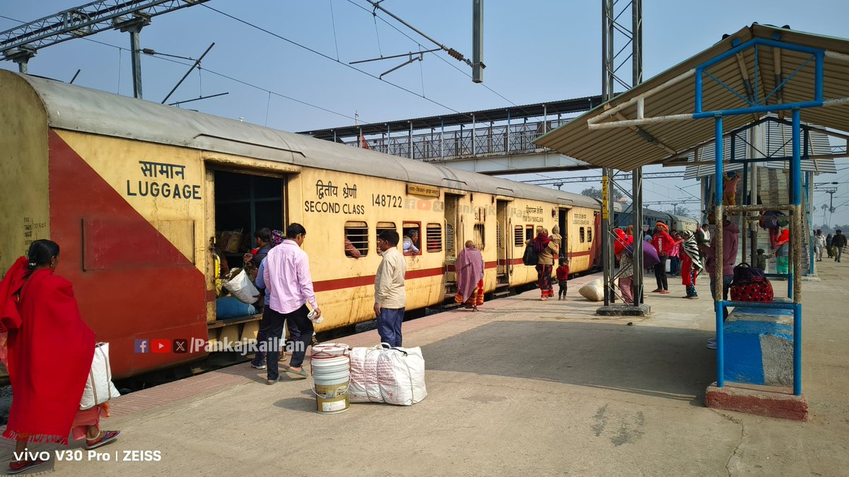 PankajRailFan's tweet image. शेखपुरा जंक्शन के प्लेटफार्म नं.2 पर खड़ी 03207 किऊल-मानपुर स्पेशल ट्रेन....❤️🚊✅

#Kiul #Manpur #Specialtrain #Sheikhpura
