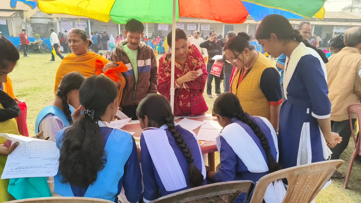 coochbehar_i's tweet photo. Filling up of various forms of beneficiaries by #Kanyashree_Sangha girls at Guriahati-II GP,Cooch Behar-I Dev. Block #Duare_Sarkar_Phase_IX @DMCoochbehar @DCoochbeha53730 https://t.co/xq2gkaVp10