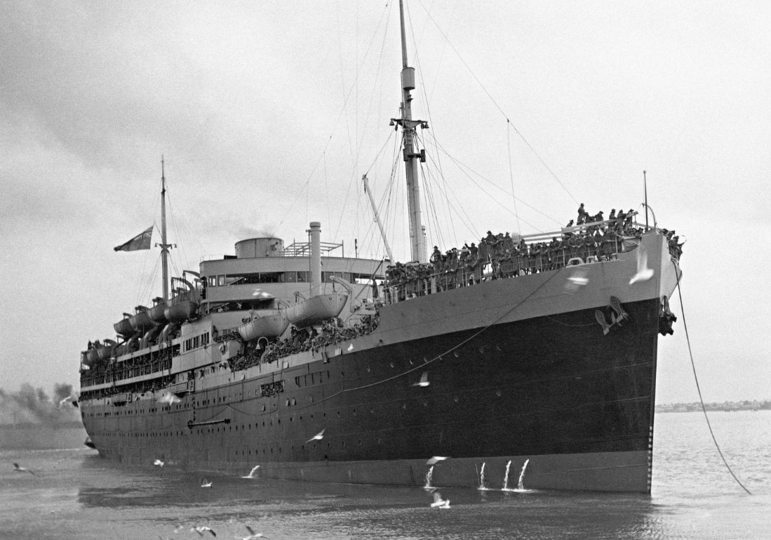 In July 1940, amidst the chaos of WW2, a British ship set sail from Liverpool carrying over 2,500 men labeled as "enemy aliens". 

Little did they know, this journey would be one of the darkest maritime chapters of British history.

This is the story of HMT Dunera:
(a thread)