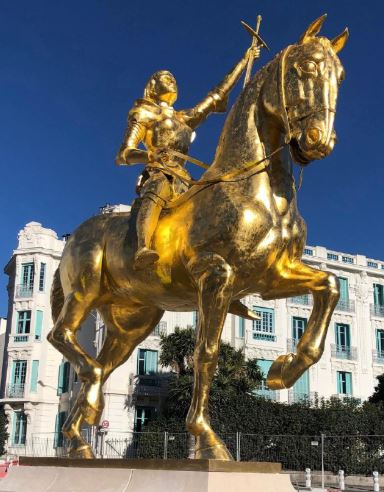 VictorSinclair3's tweet photo. La statue de Jeanne d'Arc qui va être déboulonnée à Nice, c'est le symbole de cette France trahie de l'intérieur et livrée à des sales petites putes, et je pèse mes mots, à tous les niveaux de l'administration, qui ont pour mission de détruire l'identité et l'histoire de ce pays. https://t.co/NVuZq7PbCb