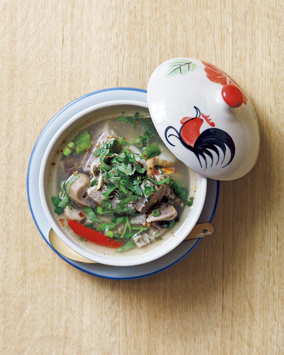 地域によっても異なるタイ料理の魅力を体感するなら、今年はまず中野の〈オレンガタン〉を訪れることから始めたい。タイ料理特有の発酵感に寄り添うナチュラルワインも充実しています。
⇒casabrutus.com/categories/foo…