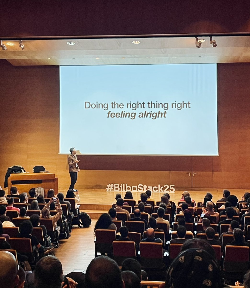 MaitaneItoiz's tweet image. Empieza la semana con esto resonando en mi cabeza, pedazo charla te marcaste amigo @itortv, de esas que debería ver todo el mundo #bilbostack25