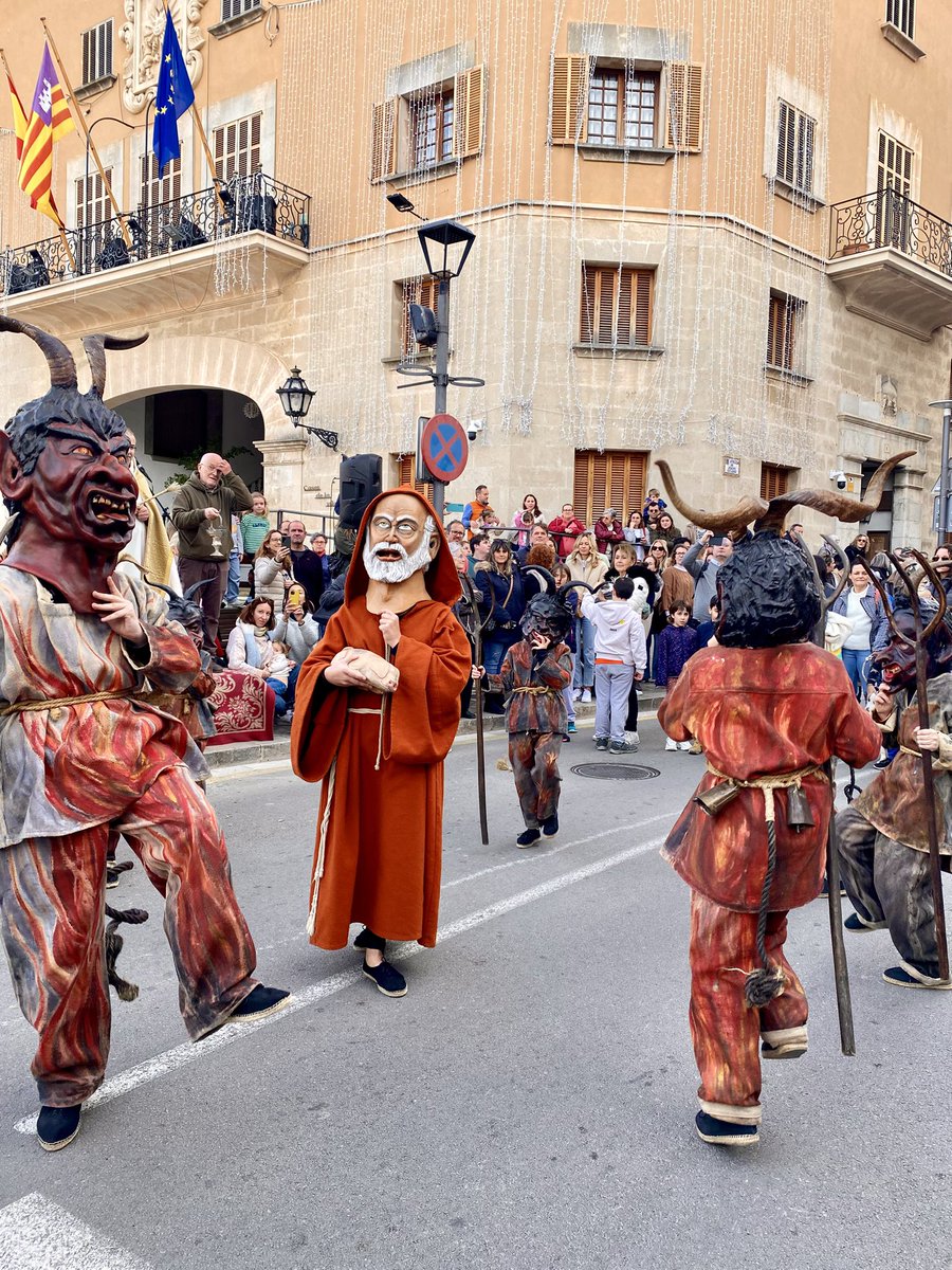 The annual Sant Antoni blessing of the animals in Sóller was a joy 🤩 🐎🐈🐕🐾 Lots of locals queued up with their wonderful furry family members &amp; I was delighted to see some felines too😻Long live Sóller, its customs &amp; culture! Happy week ahead all! 🎉🤸‍♀️☺️☀️