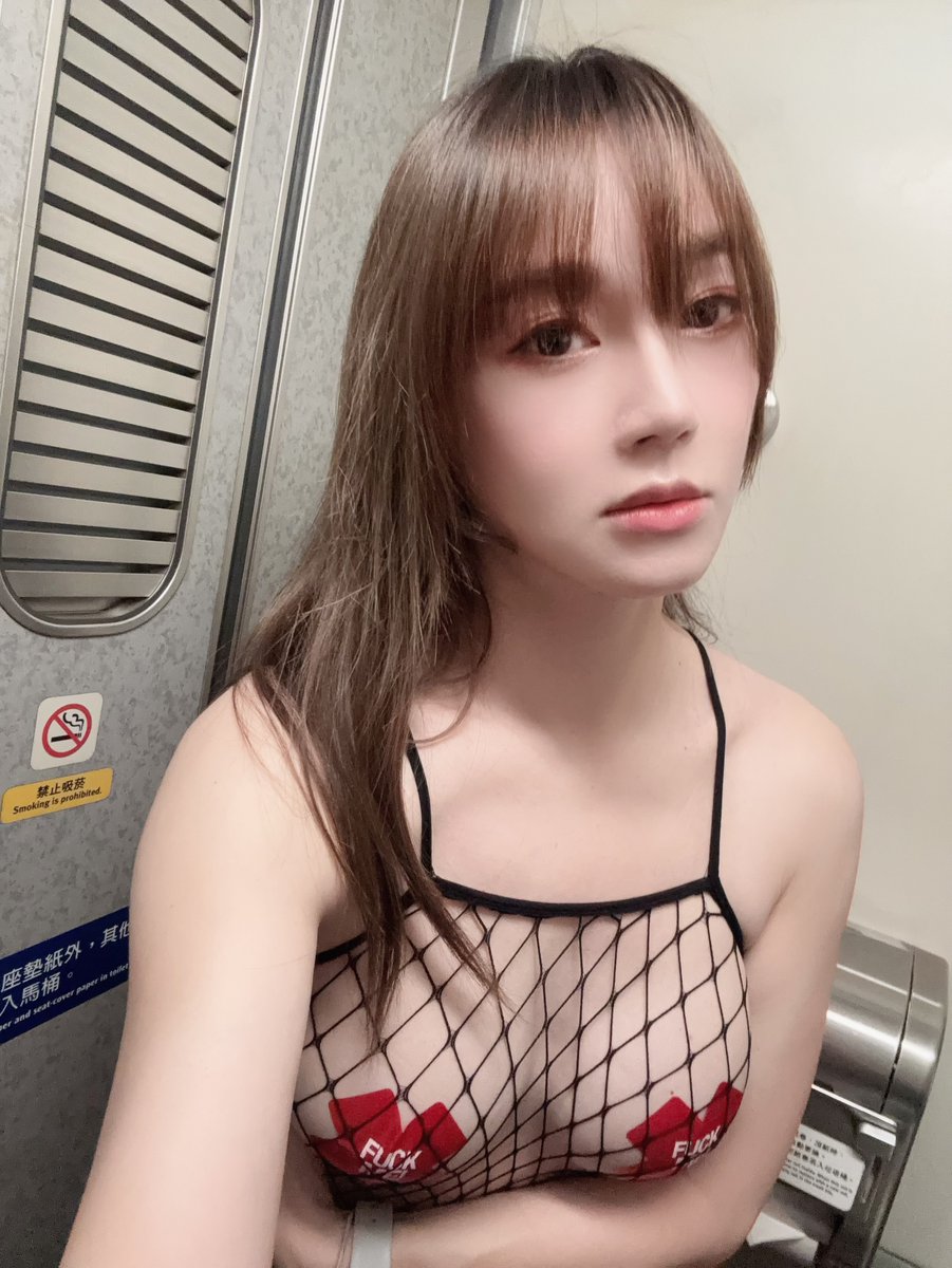 当你打开高铁上的厕所门时，你会看见惊喜😳

#TS #三性 #调教 #shemale #完整版 #TG群 #置顶 

When you open the toilet door on the high-speed train, you will see a surprise https://t.co/xLd4Rdtawz