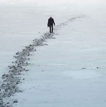 Yalnızlık alıp karşına kendini,
öteki kendinlerle konuşmaktır.
Bakışmaktır, öteki kendinlerle;
dövüşmektir.
Kimi zaman da, öldürmektir
içlerinden sana en çok benzeyeni,
benzemiyor diye.

Yalnızlık, öldürmektir.
#hasanalitoptaş
#yalnızlıklar
#parantezyayınları