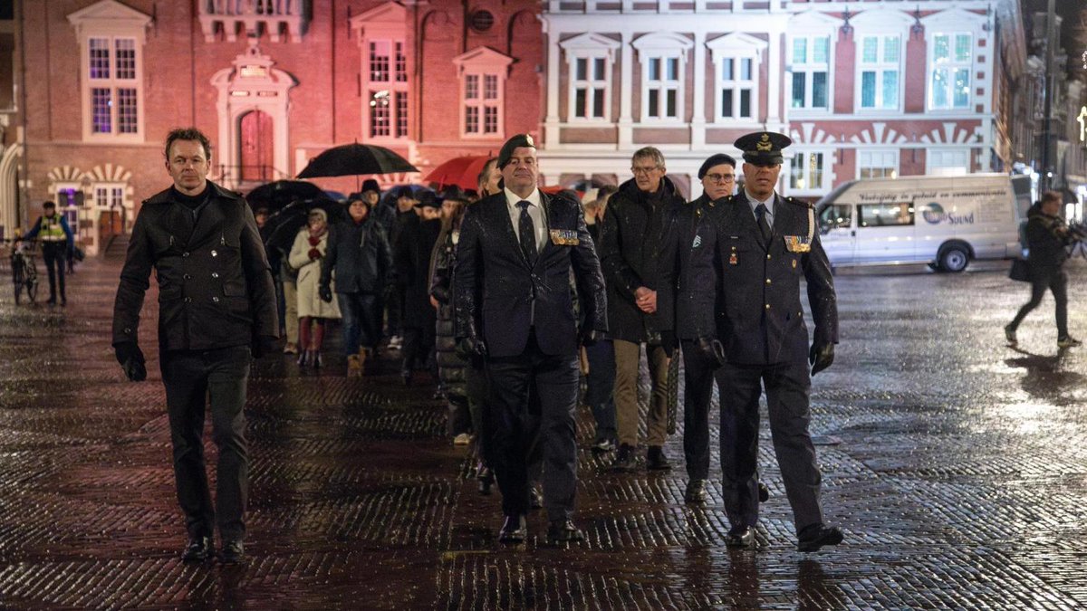 Haarlemmers herdenken de bevrijding van Auschwitz. Honderd inwoners wandelen naar het Joods monument. ’We zien het weer gebeuren’ haarlemsdagblad.nl/regio/haarlem/…