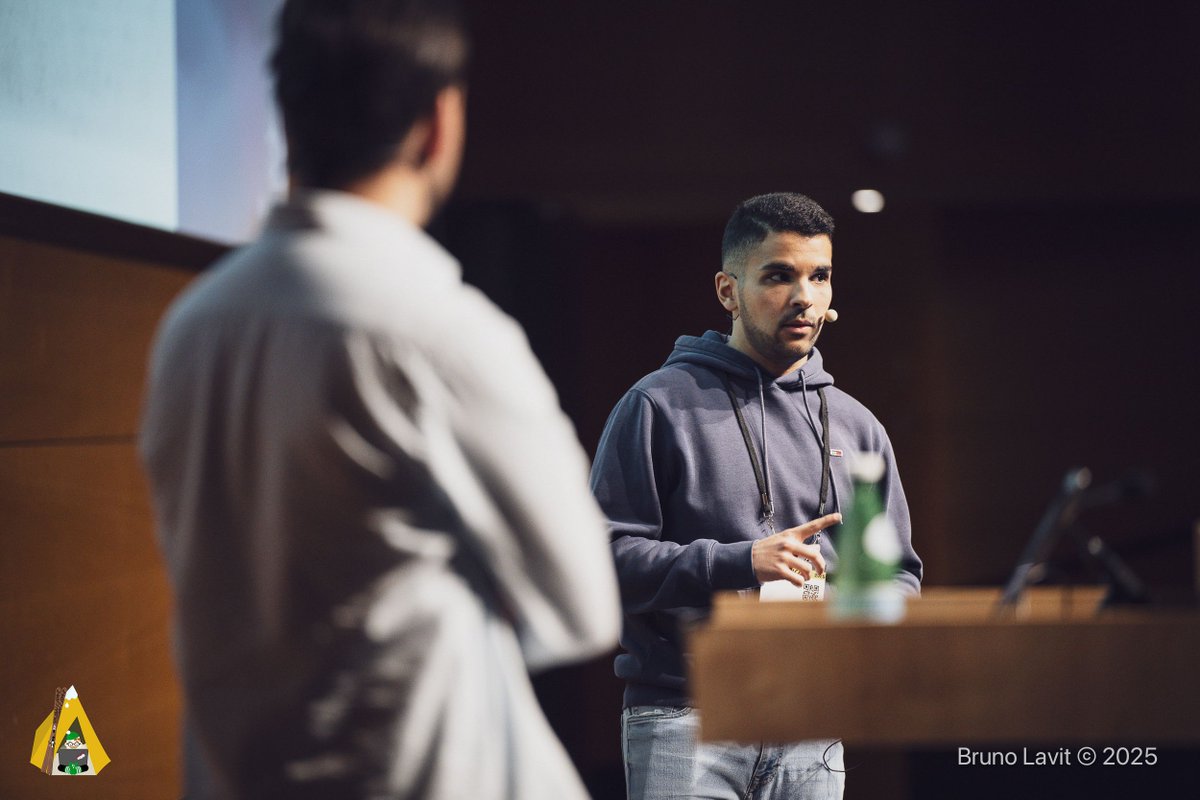 Tar_gezed's tweet photo. Nouvelle année, nouveau talk au #Snowcamp et cette fois-ci pour la Keynote d'ouverture avec ce bon Wassim ! 😁

Merci à toute l'orga pour leur confiance, à tous ceux qui nous ont fait des retours et à Bruno Lavit pour les photos! ❤️

Vivement la prochaine 😉 https://t.co/aF9XBeWjMD