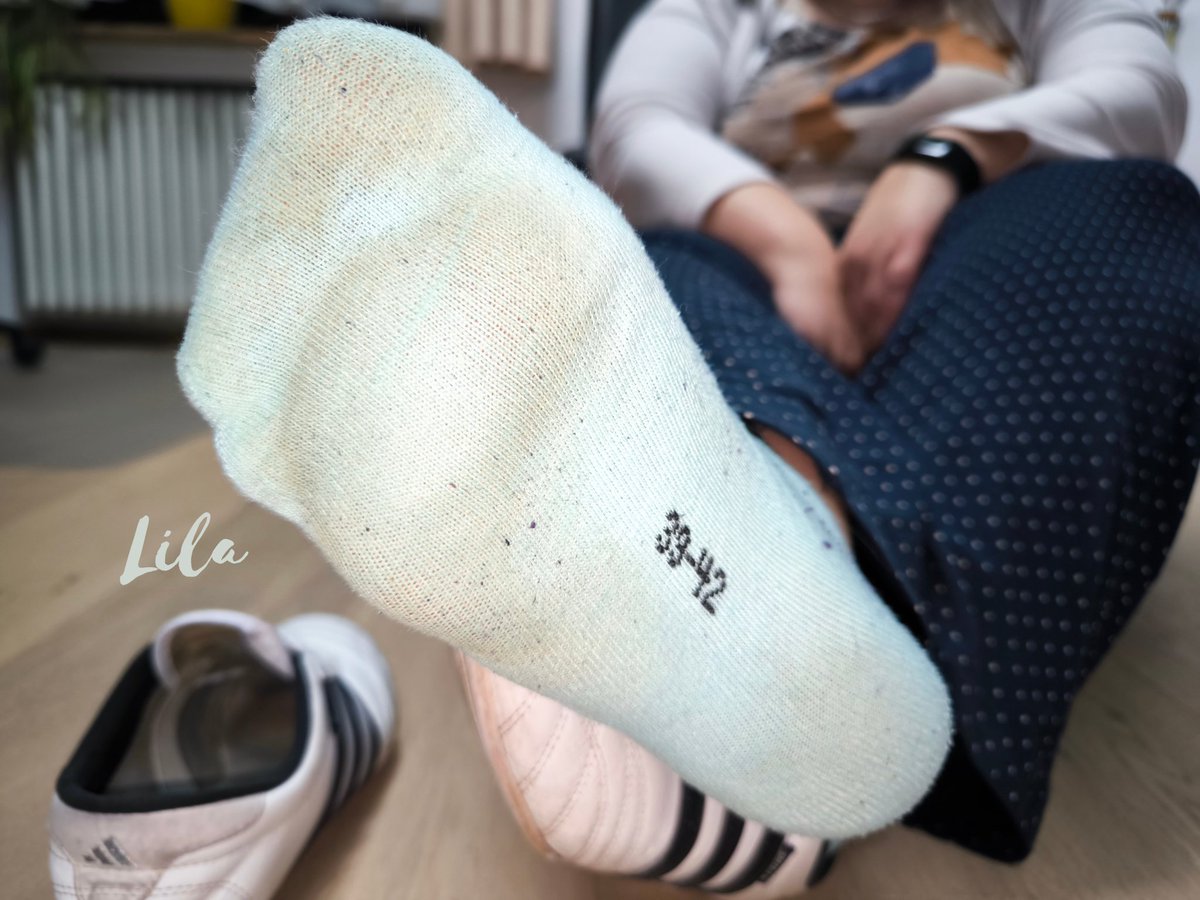 Antreten Schlappschwanz. 🫰🏻💵

#feetlover #feet #footfetish #göttin #loser #goddess #zahlschwein #socks #feetfetish #sockslover #socken #smellysocks #socksgirl #footprint #fuss #smelly