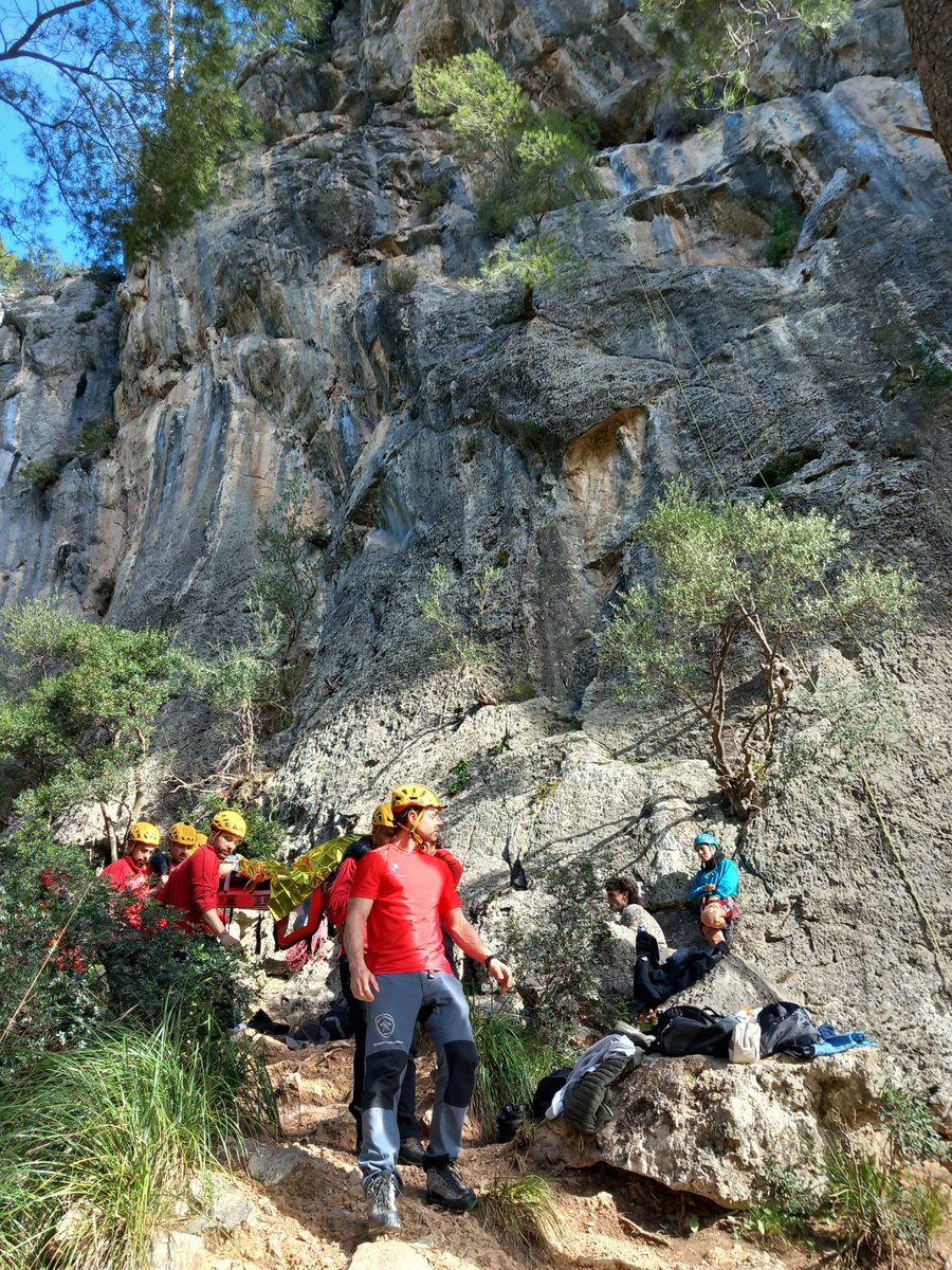 👨‍🚒 Ahir el Grup de Rescat de Muntanya va fer 4 rescats a la serra de Tramuntana. ⛰️
Al dematí 🌄, vam alliberar un excursionista al que se li havia quedat atrapada una a cama a Fornalutx.
Poc després vam atendre un escalador 🧗‍♀️ que havia caigut d'una altura de 5 metres a Caïmari.
