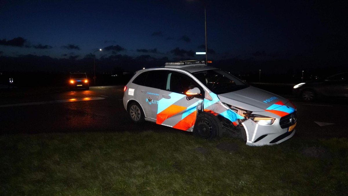 Politiewagen ramt lantaarnpaal onderweg naar reanimatie in Twisk, veel schade ⚠️ noordhollandsdagblad.nl/regio/west-fri…