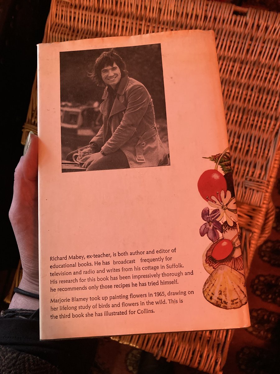 CandiaMcKormack's tweet image. This foxy book has become more and more foxed over the decades it's lived with me, and smells as earthy as its contents. Wonderful! 🍄‍🌱🌼 #RichardMabey #FoodforFree