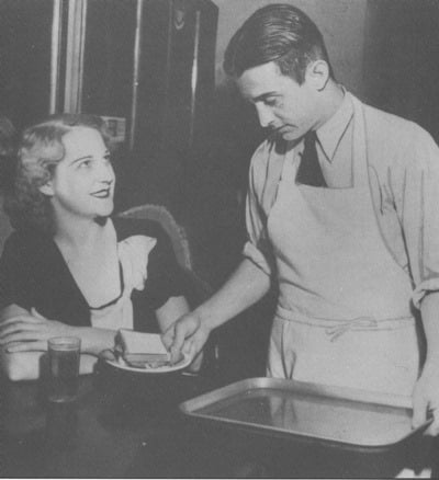 Şu uykusuz gözlerimdeki özlemi al
ve bir güz tarlasında uçuşan
kırlangıçları besle onunla
çünkü seni seviyorum.
#johnfante #tozasor