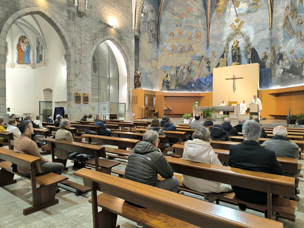 bisbatgirona's tweet photo. 🙏🏻 En aquests moments se celebra, a l'església del Mercadal de #Girona, la missa en honor a sant Francesc de Sales, patró dels #periodistes i #escriptors, presidida per @fraoctavi. @periodistes_cat @giecatalunya @prensaCEE https://t.co/c6LBi10wRe