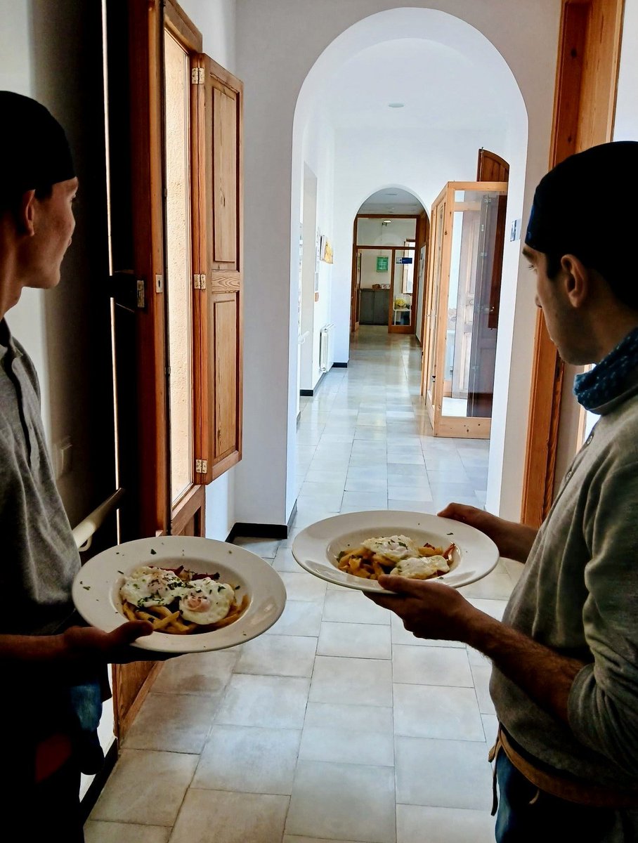 orgmater's tweet photo. [🧵] L'alumnat de Restaurant-#Bar
de #FormacióDual
ja està totalment adaptat
a un dels seus llocs d'#Aprenentatge
i #Treball:
📍 @orgmater #Sineu.

Cada dia, s'encarreguen
d'atendre i servir
als clients de la #Cafeteria.
Com a novetat,
estrenen l'opció de dinar
de #PlatDelDia. 😋 https://t.co/HAlMfbSowc