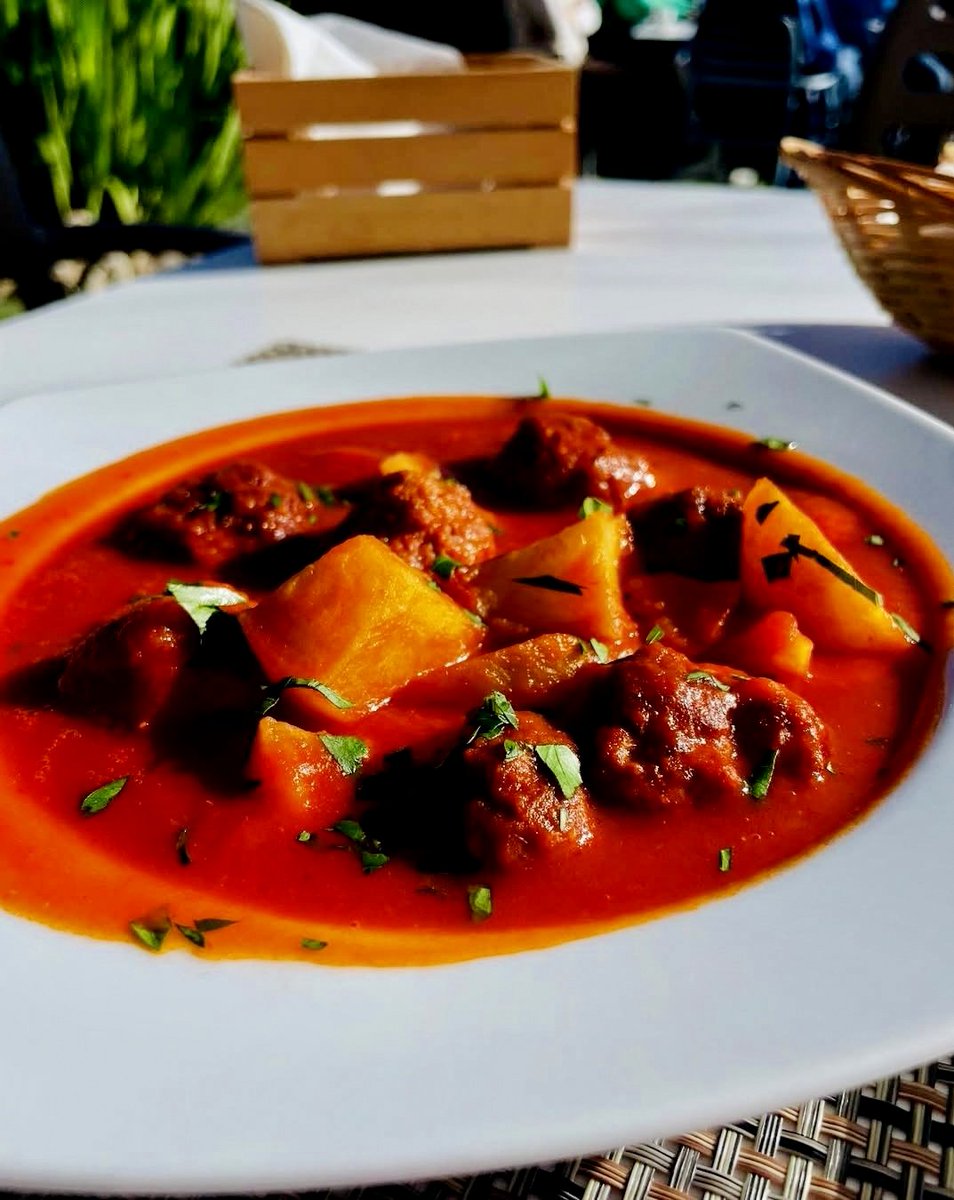 orgmater's tweet photo. [🧵] L'alumnat de Restaurant-#Bar
de #FormacióDual
ja està totalment adaptat
a un dels seus llocs d'#Aprenentatge
i #Treball:
📍 @orgmater #Sineu.

Cada dia, s'encarreguen
d'atendre i servir
als clients de la #Cafeteria.
Com a novetat,
estrenen l'opció de dinar
de #PlatDelDia. 😋 https://t.co/HAlMfbSowc